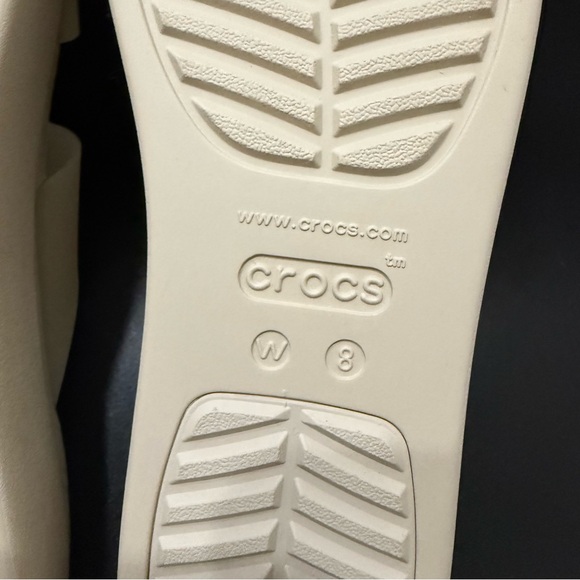 CROCS Beige Sandstone Brooklyn Buckle Frosted Low Wedge Sandals Women’s Size 8 - Picture 14 of 16